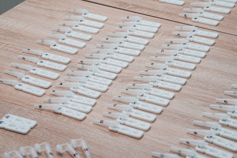 Riset Unair Temukan Korelasi Positif BPA & Alergi: Panduan 2025 1 Multiple COVID-19 test kits displayed neatly on a wooden table indoors.