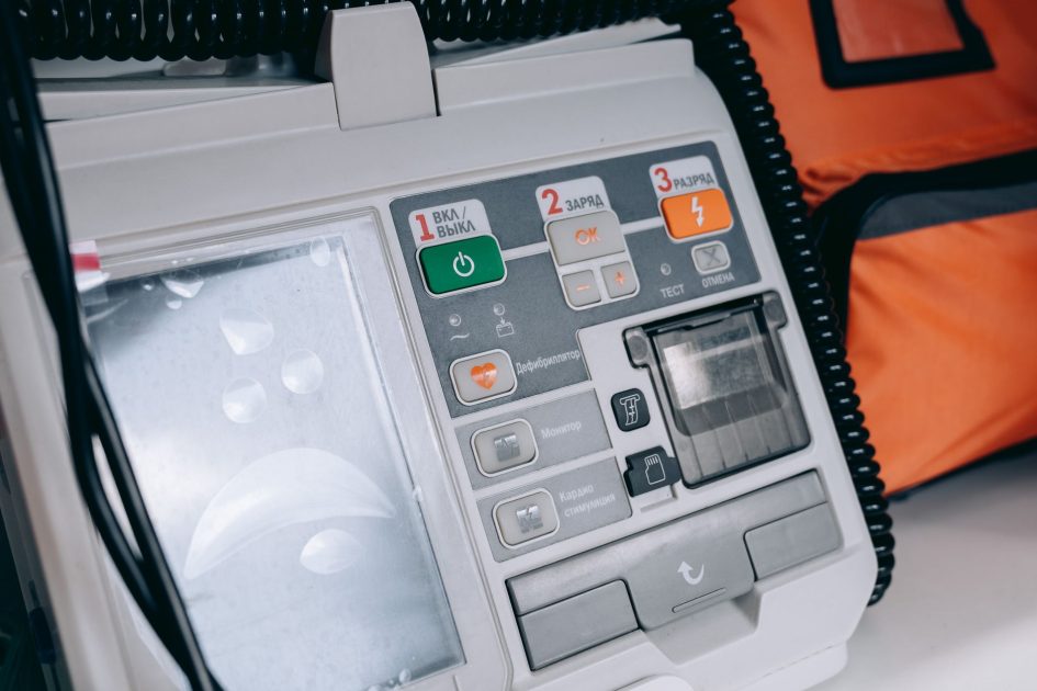 RSUD Ratu Aji Putri Botung: Panduan Alat Medis Terbaru 2024 1 Close-up of a modern medical defibrillator with control buttons and cables.