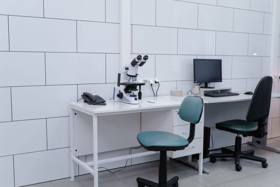 Setup Lab Klinik Terjangkau: 12 Alat Wajib + Budget 2024 1 Modern laboratory with microscope, monitor, and office equipment on desk.