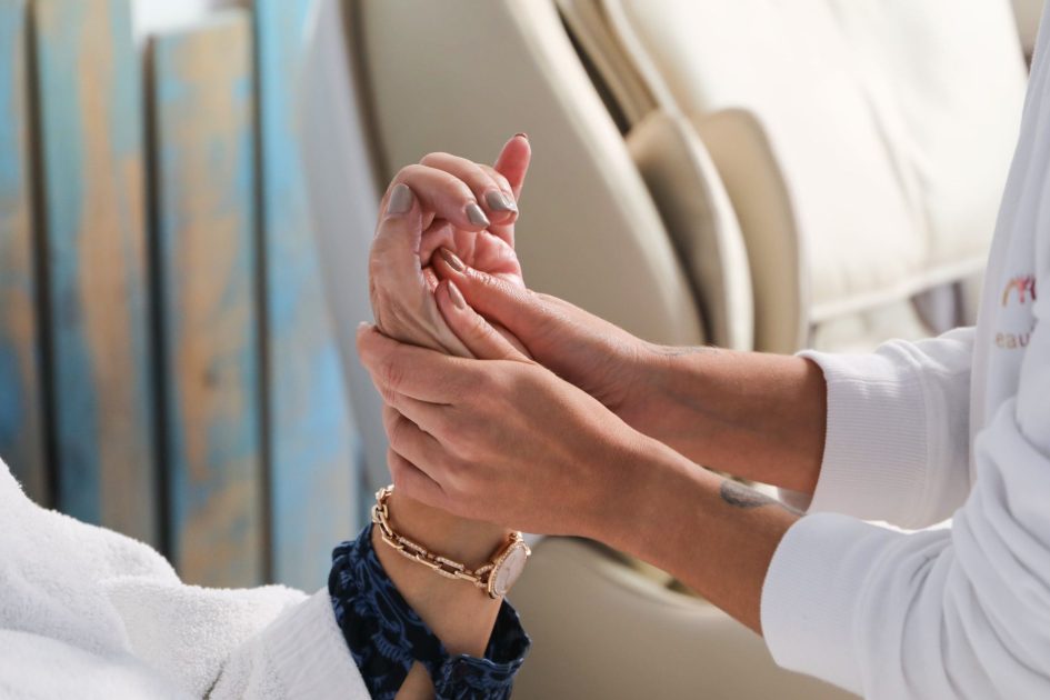 Teknostres 16,9 Persen Warga: Panduan Lengkap Atasi Gangguan Psikososial 1 A therapist gently massaging a client's hand in a serene spa setting, promoting wellness and relaxation.