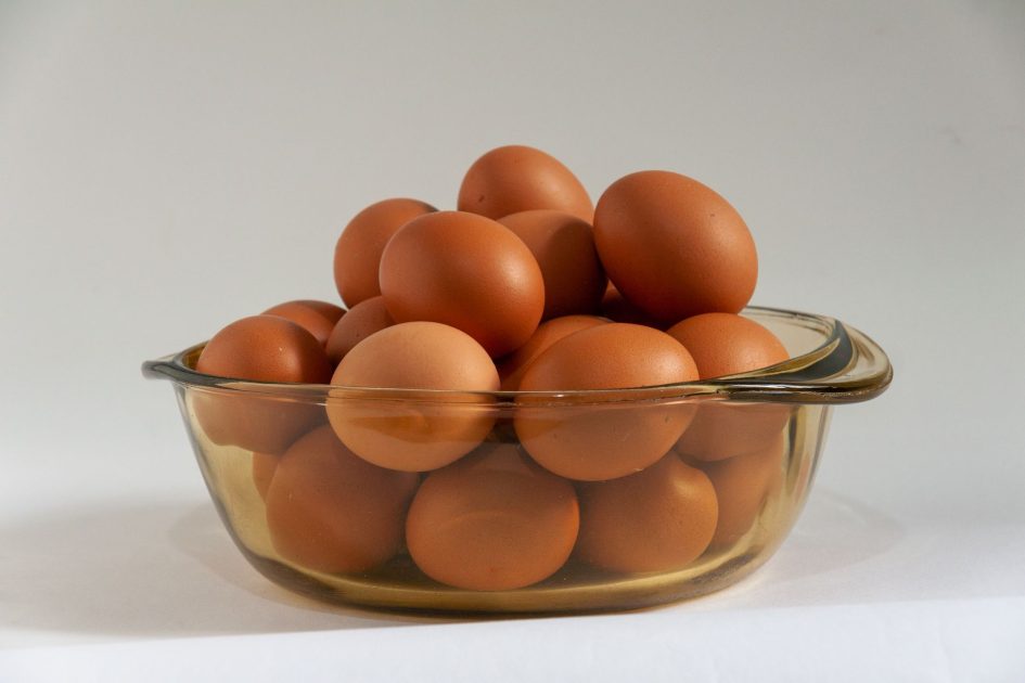 Telur Ceplok vs Telur Dadar: Mana Lebih Sehat? 7 Fakta 1 A collection of fresh brown eggs in a transparent glass bowl, perfect for food-related concepts.