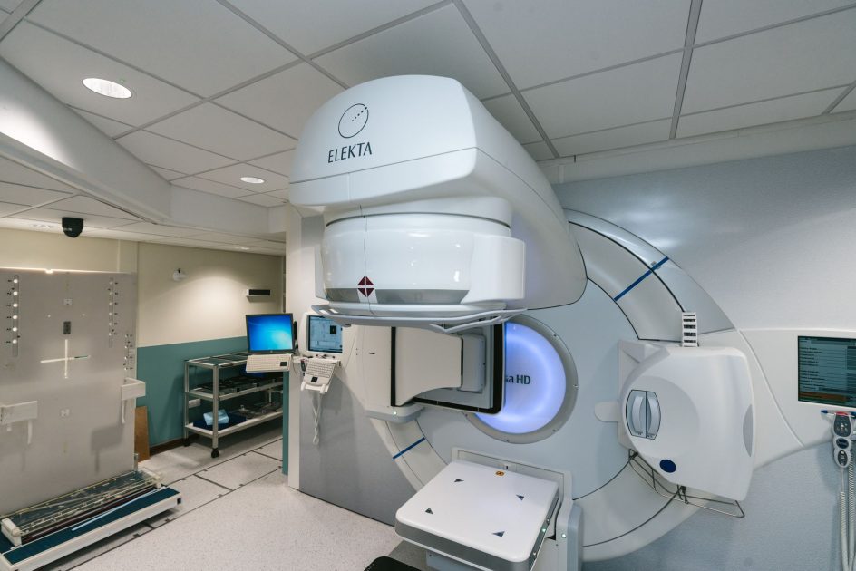 Terapi Samarium Bantu Redakan Nyeri: Panduan 2025 1 High-tech radiotherapy machine in a hospital setting, essential for cancer treatment.