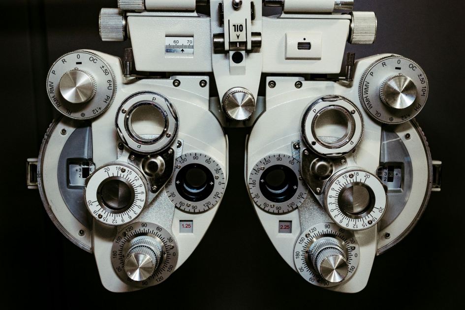 7 Strategi Tingkatkan Mutu Pelayanan Kesehatan RSUD Terpercaya 1 Detailed view of a vintage optometry phoropter with knobs and numbers, showcasing intricate technology.