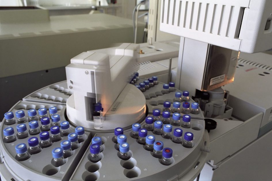 Berapa Harga Alat Lab Kesehatan? 10 Peralatan 2025 1 High-tech laboratory equipment with multiple vials in a scientific research facility.