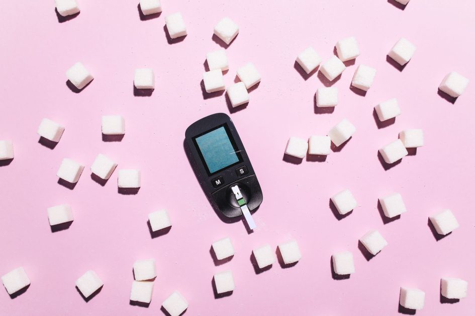 BGN Kebut Bikin 1.700 Dapur MBG: Panduan Lengkap 2025 1 Blood glucose meter surrounded by sugar cubes on a pink background, highlighting diabetes awareness.