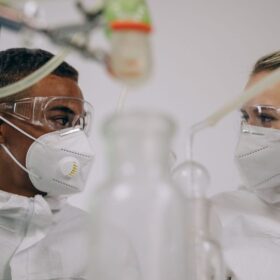 Biosafety Cabinet vs Fume Hood: 7 Perbedaan Fungsi Penting 2025
