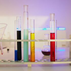Validasi Alat Lab: 6 Tahap & Dokumentasi Wajib 2025 2 Import Alat Lab Sendiri atau Pakai Distributor? 8 Faktor