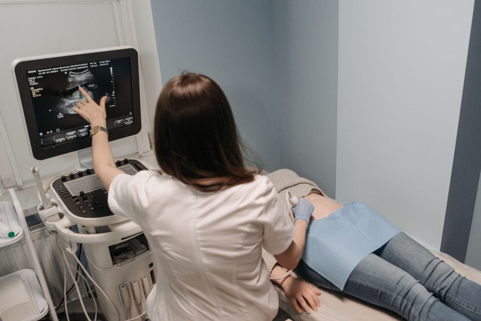 7 Cara Cek Kesehatan Gratis Warnai Perayaan Anda 2024 1 Female doctor conducting an ultrasound screening on a patient in a medical office.
