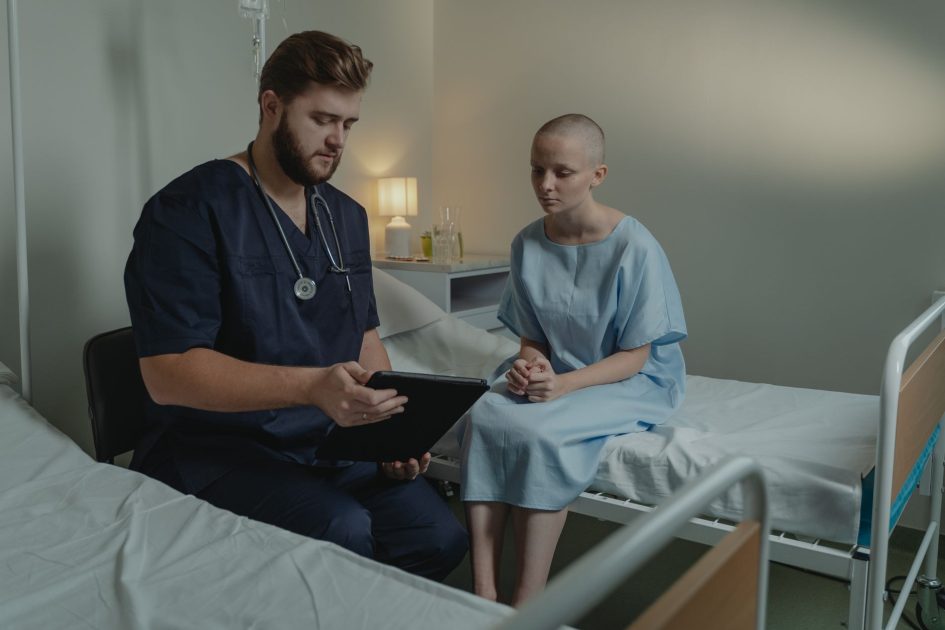 Fokus Nakes Hina Pasien BPJS: 7 Solusi & Hak Anda 2024 1 A doctor in a hospital ward consulting a patient with a digital tablet.