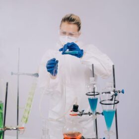 7 Centrifuge Terbaik untuk Lab Klinik & Farmasi Indonesia 2024 2 Fume Hood Ductless 5 Tahun: ROI vs Biaya Maintenance Asli