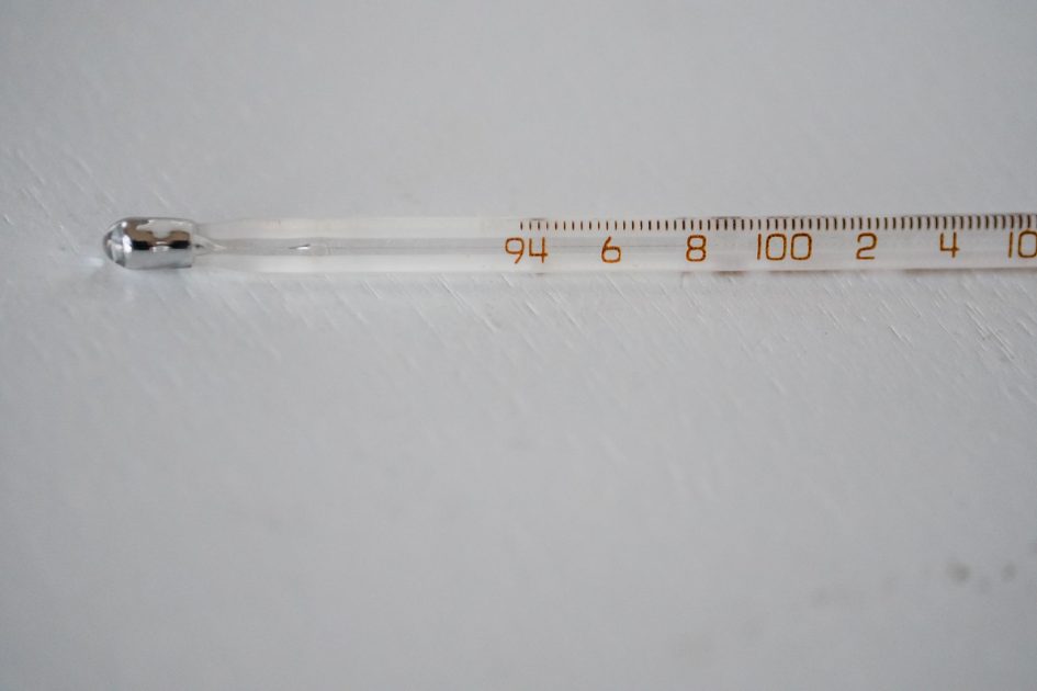 Gelombang Panas Kembali Landa Inggris: 9 Langkah Perlindungan Kesehatan 1 Detailed image of a glass thermometer displaying temperature in degrees.