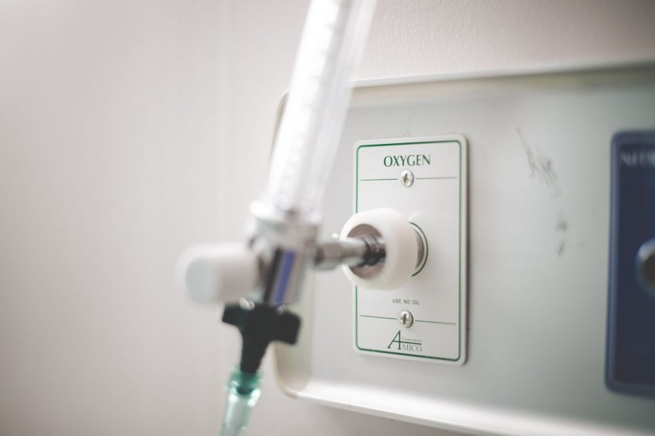 Infografis 5 Provinsi Kasus ISPA Tertinggi: Data & Pencegahan 1 A detailed view of an oxygen outlet on a medical wall panel, used in healthcare facilities.