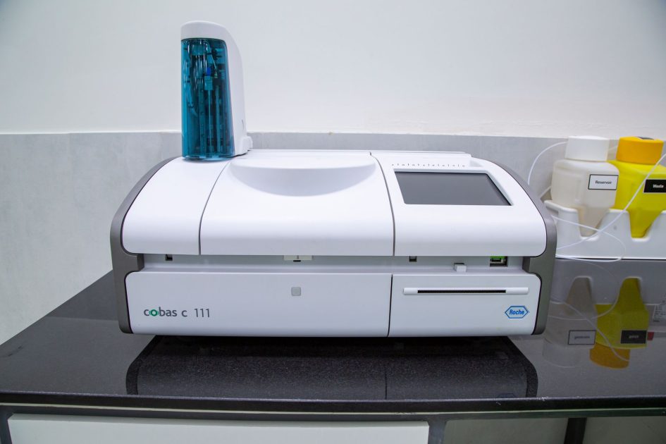 4 Teknologi Image Analyzer Lab Farmasi: Update 2025 1 High-tech medical analyzer in a laboratory with sterile conditions.