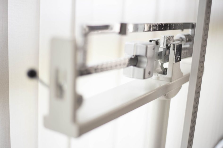 Kelola Obesitas Tak Instan BPOM: 7 Langkah Aman 2025 1 Detailed view of a classic mechanical balance scale, offering precision in weight measurement.