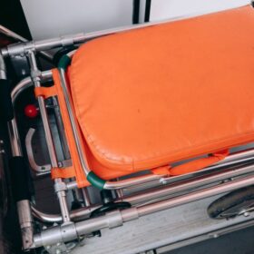 Kemenkes Pastikan Ketersediaan Alat Medis: 7 Strategi Esensial 2025