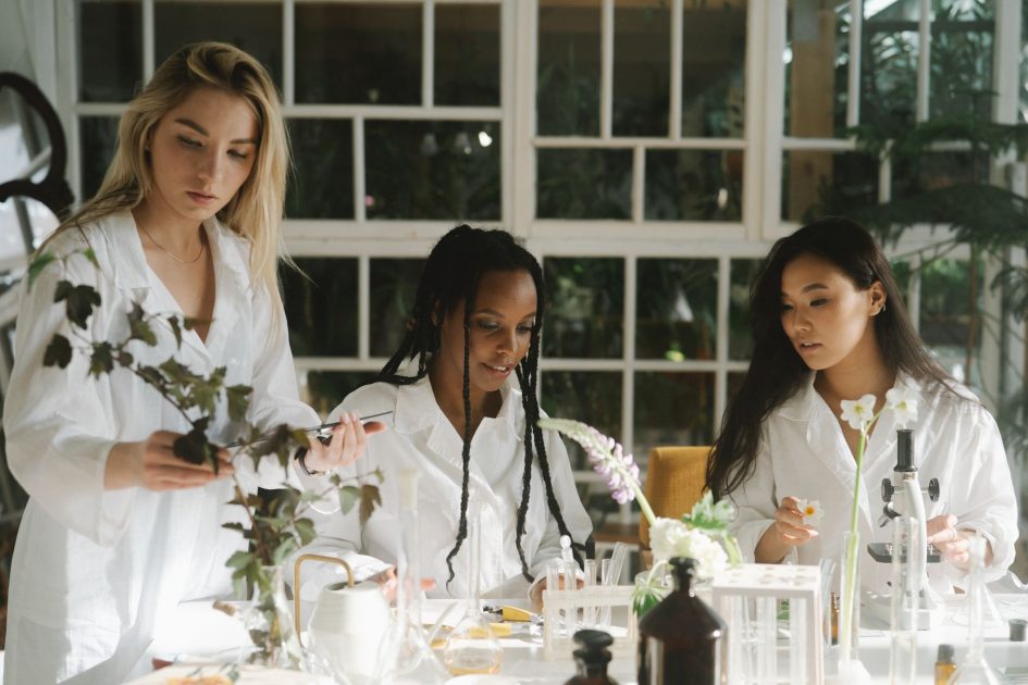 Kepala BPOM Resmikan Pusat Tanaman: Panduan Lengkap 2025 1 Three women scientists examining plants in a laboratory setting.