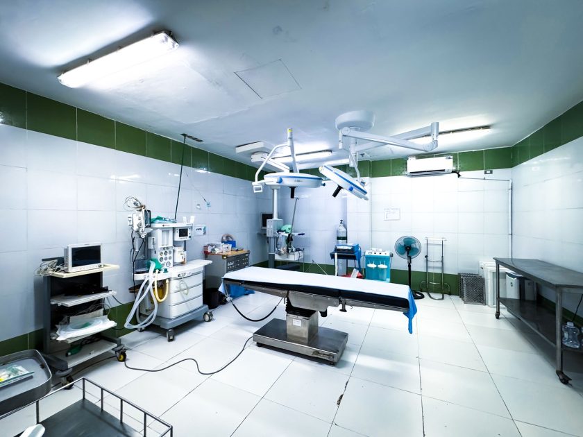 Menkes Tegaskan Belum Ada Rencana: 7 Strategi Efisiensi Kesehatan 2025 1 Brightly lit operating room equipped with advanced medical technology and clean facilities.