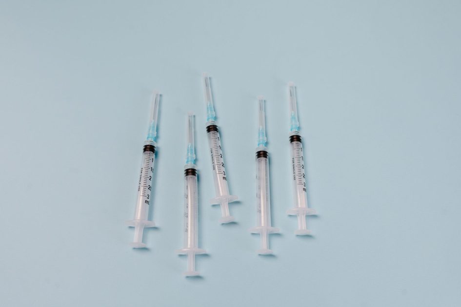 Menkes Update Vaksin TBC RI 2029: Panduan Lengkap 2025 1 Close-up of sterile syringes arranged on a light blue surface, ideal for medical themes.