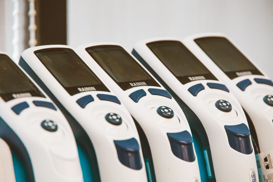 Lactoscan Milk Analyzer: 6 Metrik Kualitas Susu Real-Time 1 Close-up of medical devices lined in a row, showcasing technology and design.