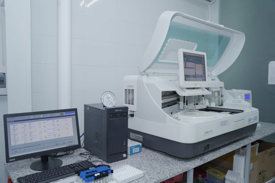 Clairity Particle Analyzer vs 3 Brand Serupa: Review Lengkap 1 High-tech laboratory equipment with computer system in lab setting.