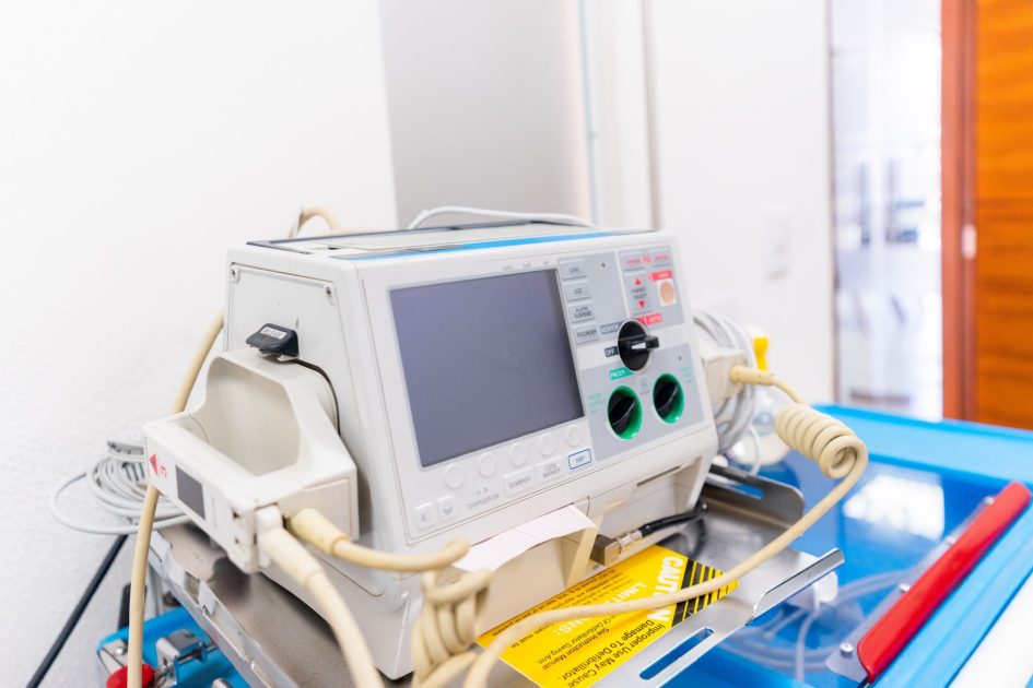 Pelatih Kebugaran Bangkok Meninggal Dunia: 7 Langkah Pencegahan 1 High-resolution image of a modern defibrillator in a hospital environment.