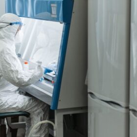 BSC vs Fume Hood vs Chemical Hood: Kapan Pakai Mana?