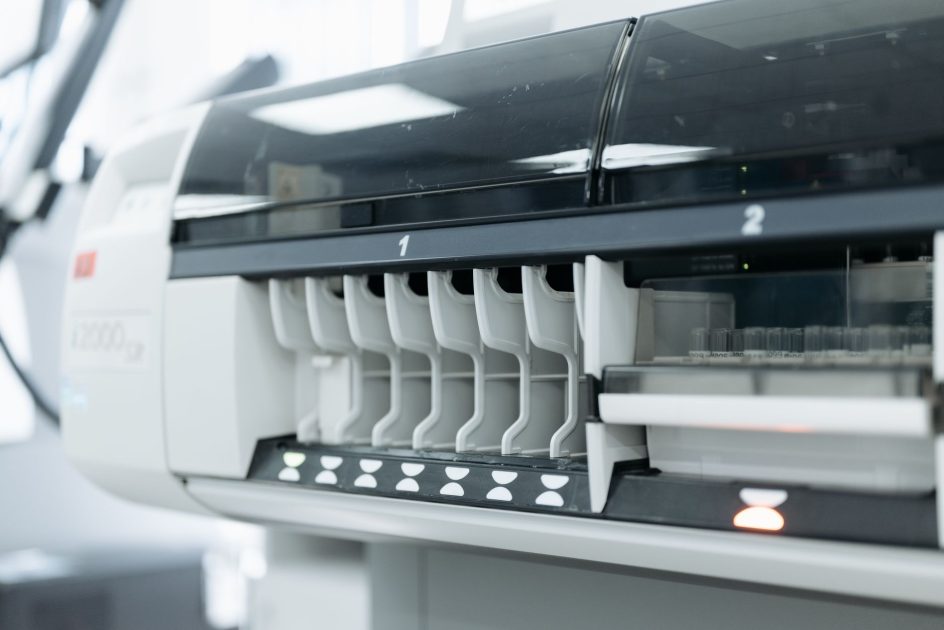 Setup Lab Diagnosis Mandiri: 12 Alat Essential & Budget 2025 1 A close-up of advanced laboratory testing equipment used for medical and scientific research in a sterile environment.