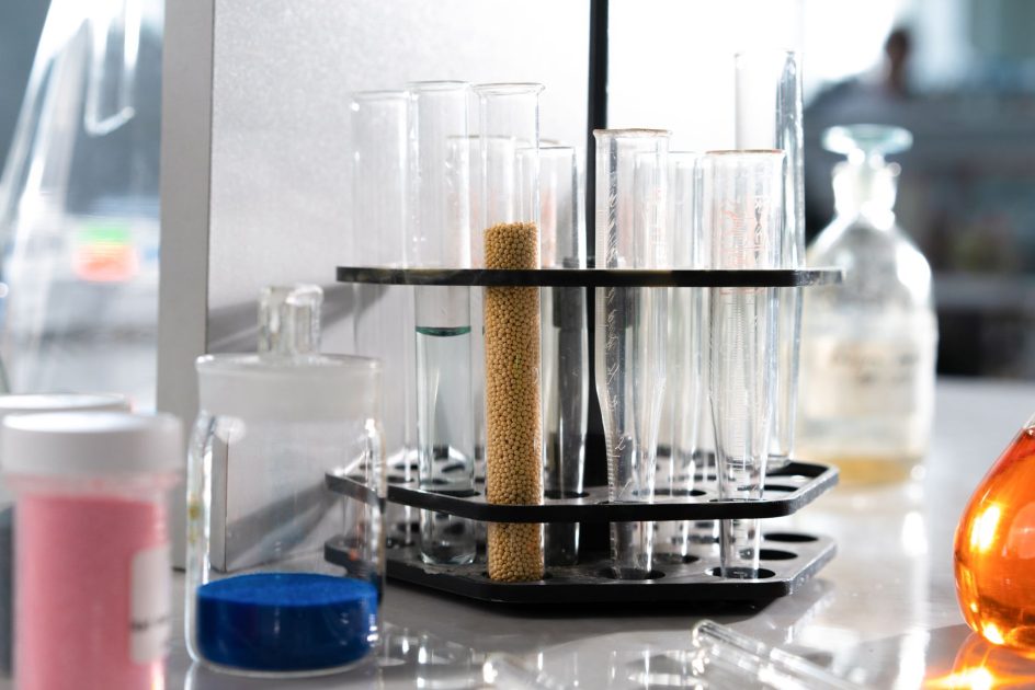 Planetary Mixer vs Homogenizer: 9 Pertanyaan Praktis Farmasi 1 Close-up of laboratory glassware in a scientific research setting.
