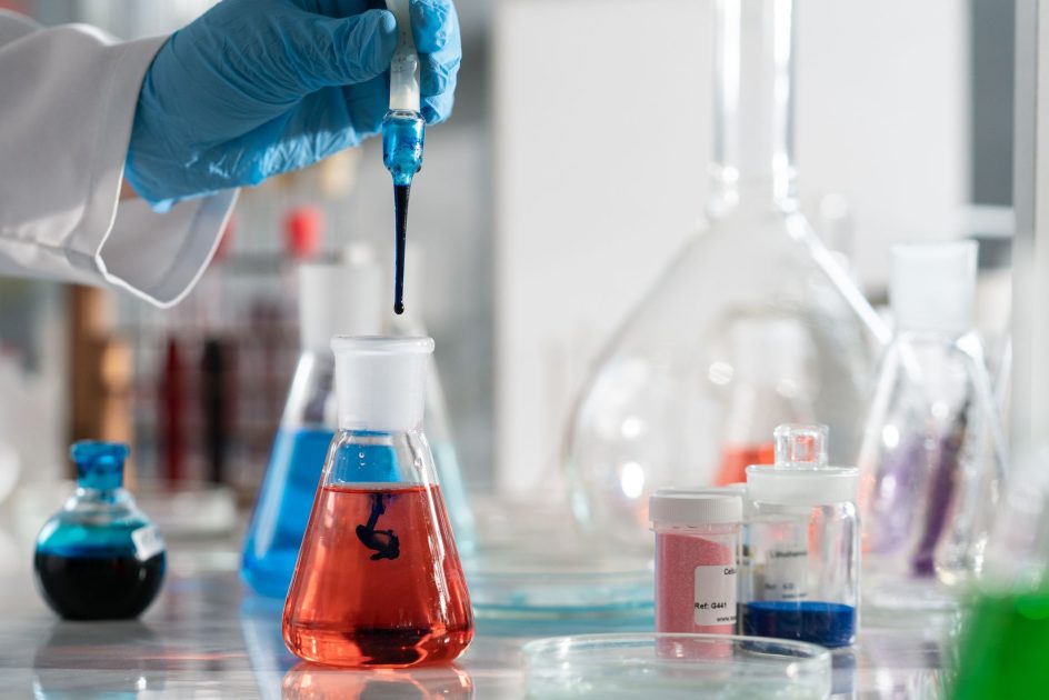 Planetary Mixer vs Homogenizer: Pilih Teknologi Pencampuran Tepat 1 Scientist conducting a laboratory experiment with colorful chemical solutions and scientific glassware.