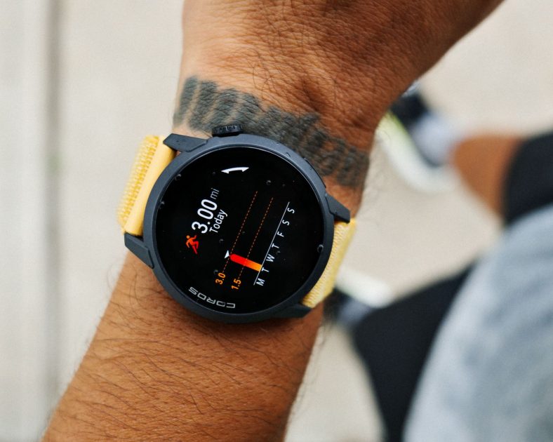 Polling Apa Paling Menantang Slow Jogging? 5 Tantangan Utama 1 Close-up view of a smartwatch tracking a 3-mile run, worn by a male runner in Houston, TX.