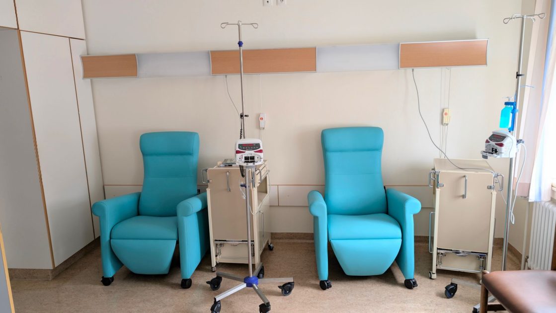 RSUD Taman Husada Remajakan Alat: 7 Strategi Modernisasi 2025 1 Calm hospital room featuring infusion chairs and equipment for chemotherapy treatment.