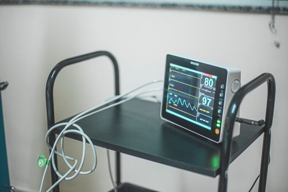 Rutin Olahraga Cegah Aritmia: 7 Fakta Mitos yang Perlu Anda Tahu 1 Medical equipment showing heart rate on screen in hospital room.
