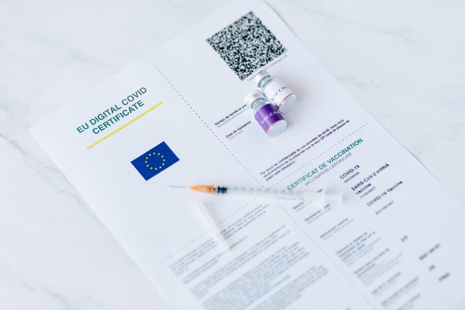 Sertifikasi AKD KEMENKES: Proses & Timeline Lengkap 2025 1 EU digital COVID certificate with vaccine vials and syringe on a white background.