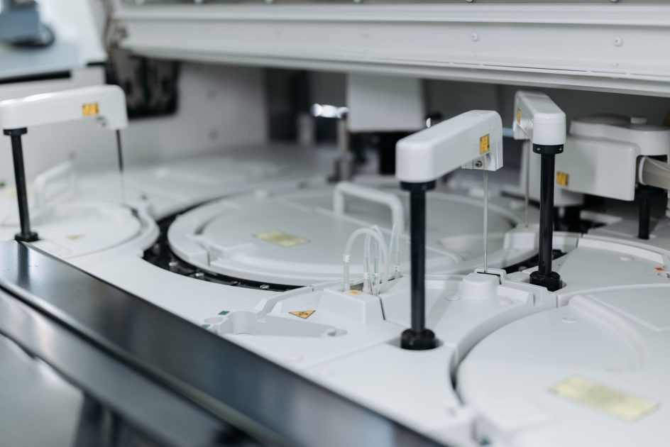 8 Pertanyaan Spek Alat Lab CPOB: Jawaban Praktis 1 Close-up of advanced laboratory machinery in a medical facility, showcasing precise scientific equipment.