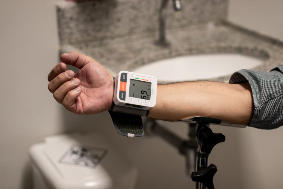 Tekanan Darah Tinggi Jadi Sinyal: 7 Dampak pada Ginjal & Solusi 1 Close-up of an arm using a wrist sphygmomanometer in a healthcare setting.