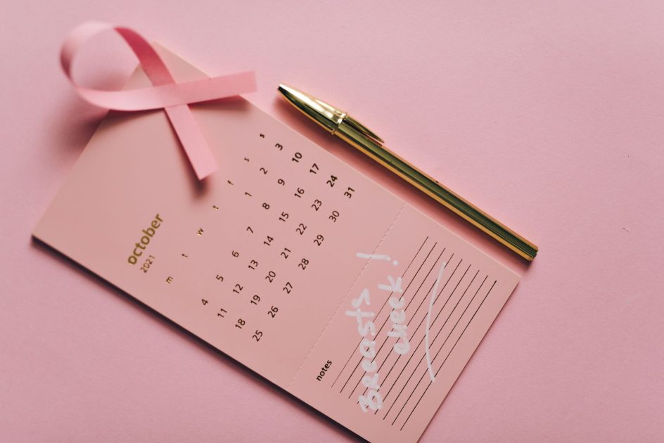 Terlanjur Andalkan AI Pria Kaget: 7 Langkah Deteksi Dini 1 Pink calendar with ribbon and pen for Breast Cancer Awareness in October.