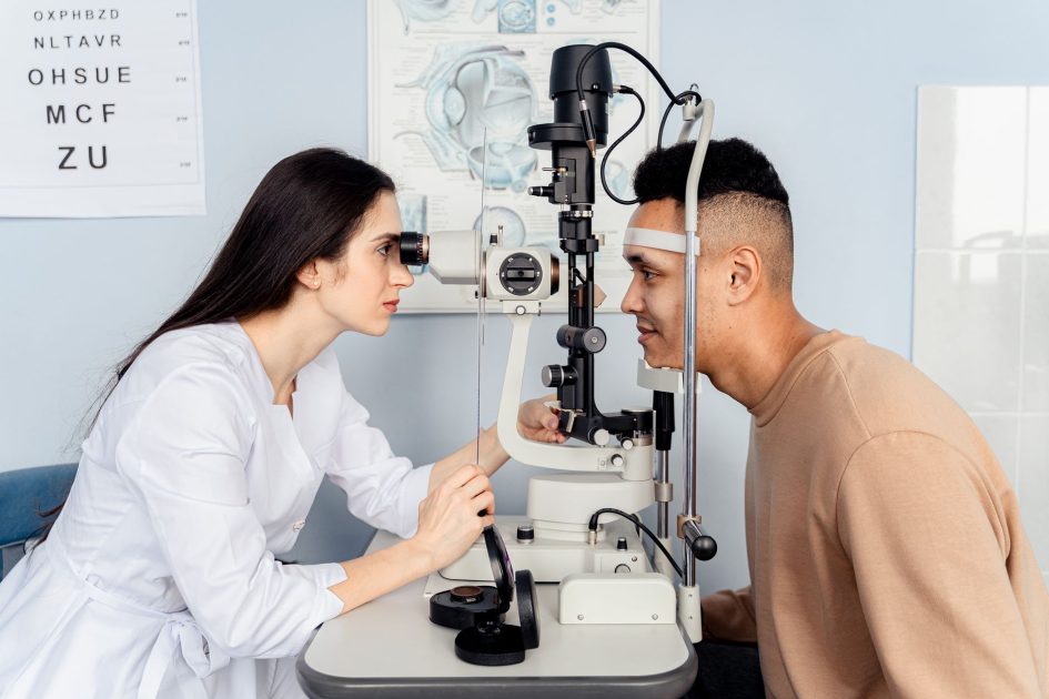 Tes Hanya Diselesaikan Si Mata Jeli: Panduan Lengkap 2025 1 Professional eye examination conducted by an optometrist using modern equipment with a patient.