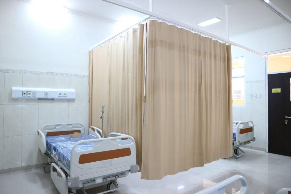 Turis Berlibur Prancis Positif Hantavirus: 7 Langkah Pencegahan 1 Quiet hospital ward with beds and privacy curtains in Surabaya, Indonesia.
