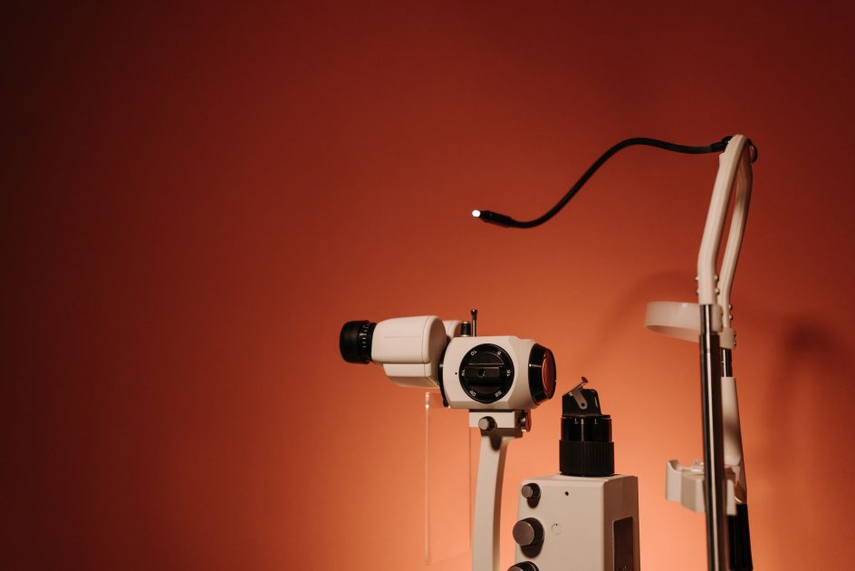 Uji Ketelitian Mata: Pecahkan Soal & Jaga Kesehatan Mata 2025 1 A slit lamp with fine optics on a brown background, ideal for healthcare promotions.