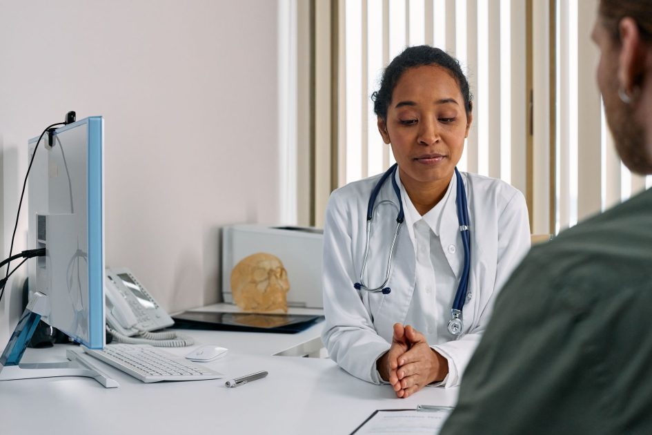 Video IDI Bakal Panggil Dokter: 7 Langkah Proteksi Etika Medis 1 A female doctor consulting a patient in a modern medical office setting.