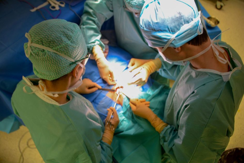 Video Tak Segampang Jual Ginjal: 7 Fakta Medis & Solusi Kesehatan 1 Surgeons in sterile attire performing surgery with precision in a hospital operating room.