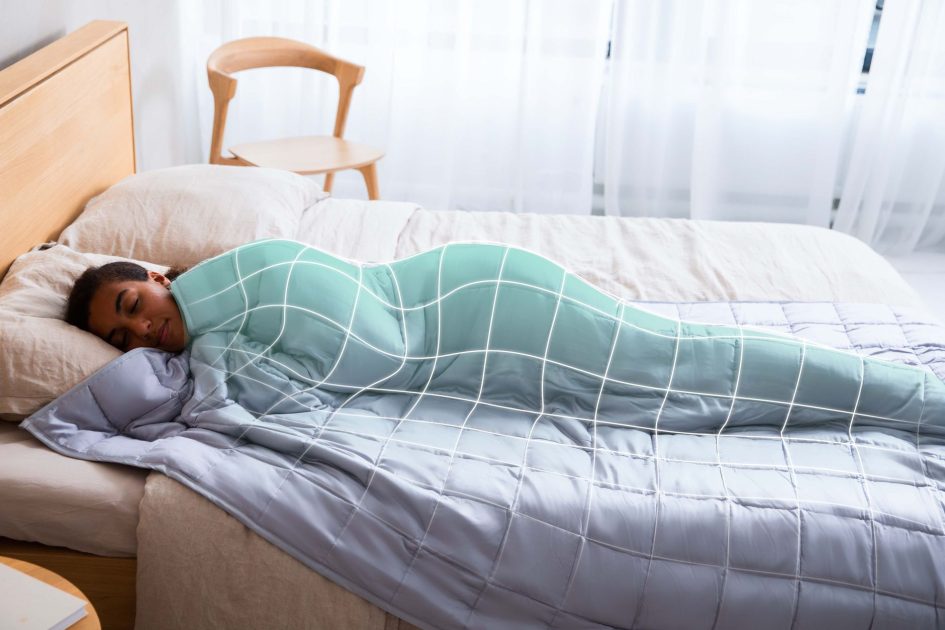 7 Makanan Sebaiknya Dihindari Jika Ingin Tidur Nyenyak 1 Relaxing scene of a woman peacefully sleeping under a cozy weighted blanket in a serene bedroom.
