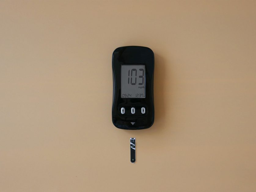 Aman Cut Off Gula: 7 Panduan Praktis & Tips Cheating Sehat 2025 1 Close-up of a digital blood glucose meter displaying blood sugar level in a healthcare setting.