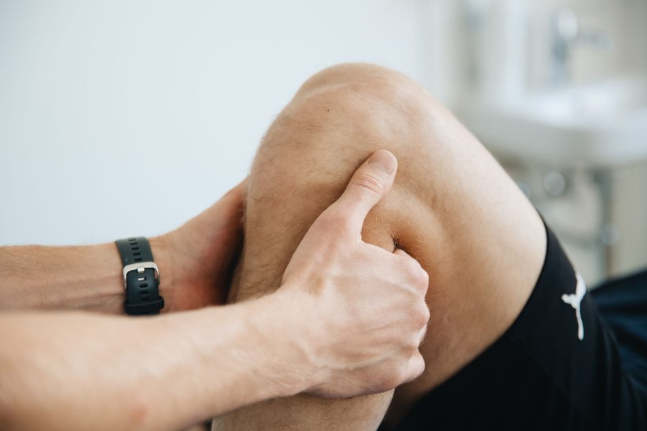 Apa Cedera Quadriceps Dialami Jay? Panduan Lengkap 7 Poin 1 Close-up of a physiotherapist massaging a patient's knee during therapy.