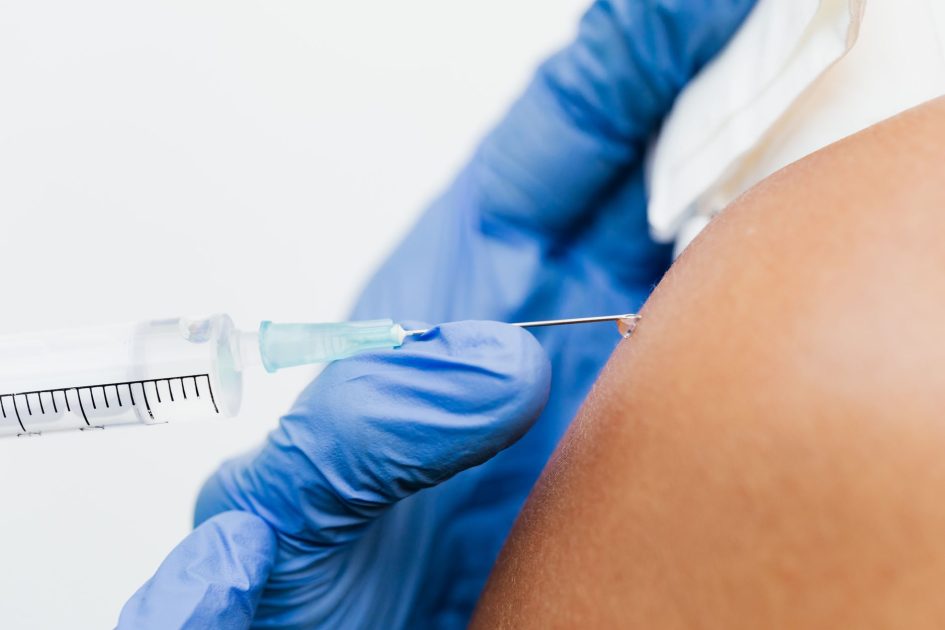 BPOM Beri Izin Edar Vaksin: 7 Panduan Lengkap 2025 1 A healthcare professional administers a vaccine using a syringe in a close-up shot.