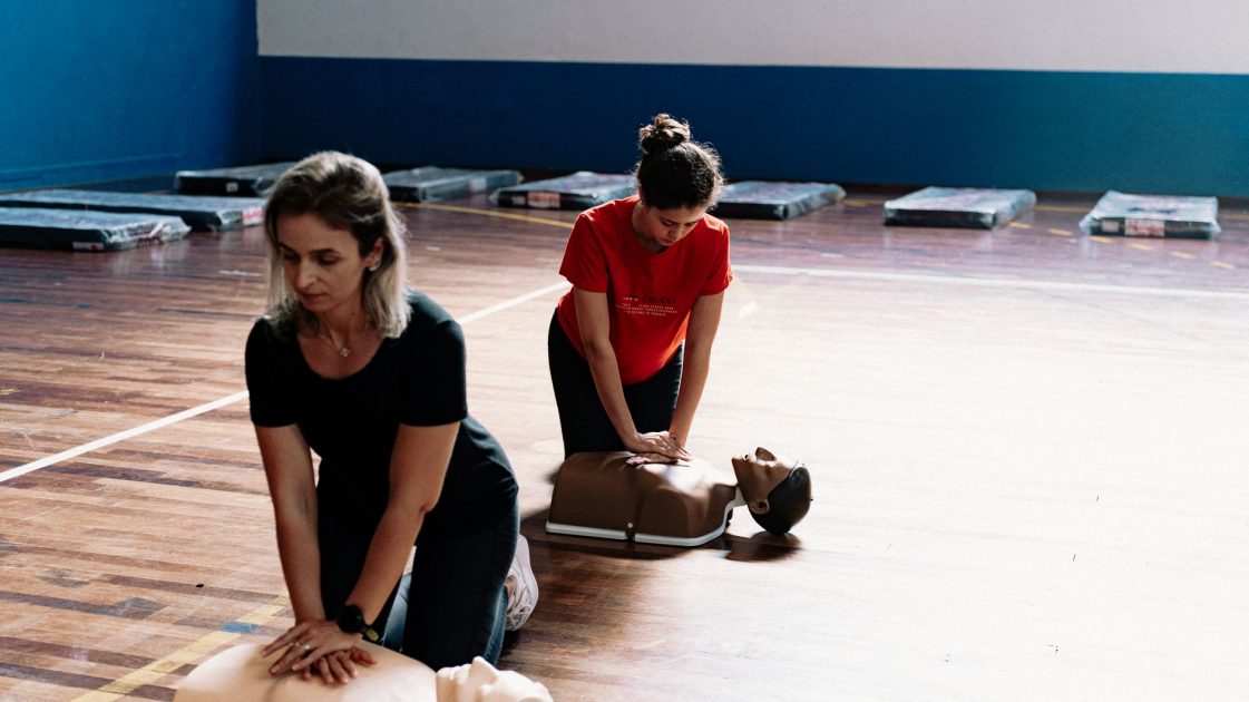 Cerita Pria Hidup Kembali Setelah Henti Jantung 7 Menit: Panduan Lengkap 1 Two women learn CPR techniques on mannequins during a first aid training session.