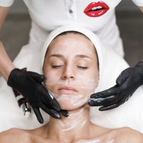 Soal Asal Usul Skin Booster: 7 Fakta Penting & Panduan Lengkap 2025 3 Cuci Muka Pakai Air Es: 7 Mitos & Fakta Dermatolog 2025