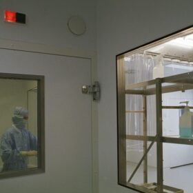 Desain Lab Farmasi GMP: 6 Elemen Ruang Steril Kritis