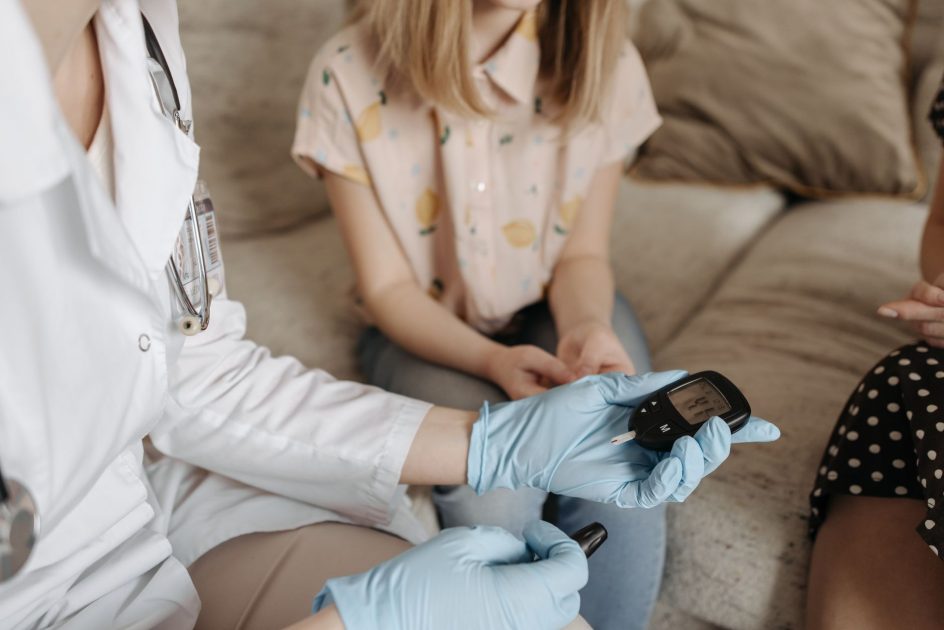 Diabetes Harus Minum Obat Seumur Hidup? 7 Fakta Penting 1 Doctor using a glucose meter to check a patient's blood sugar during a medical consultation.