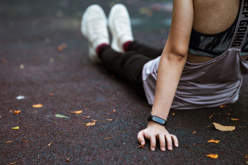 Fisik Prima ala Lamine Yamal: 7 Metode Terbukti Atlet Elite 1 Back view of anonymous female in sportswear and smart watch resting after exercising on sports ground